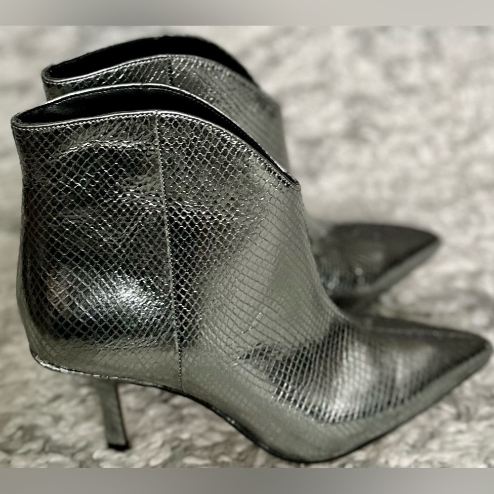 RARE MARC FISHER NWOT Haylian Pointed Toe Snake Embossed High-Heel Booties✨